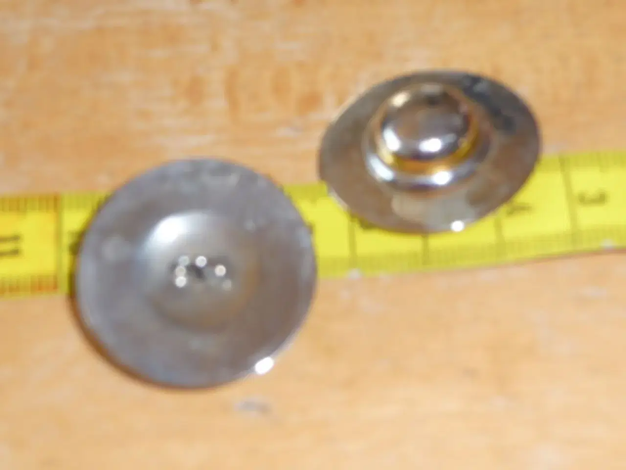 Billede 3 - 2 metal knapper der ligner en hat