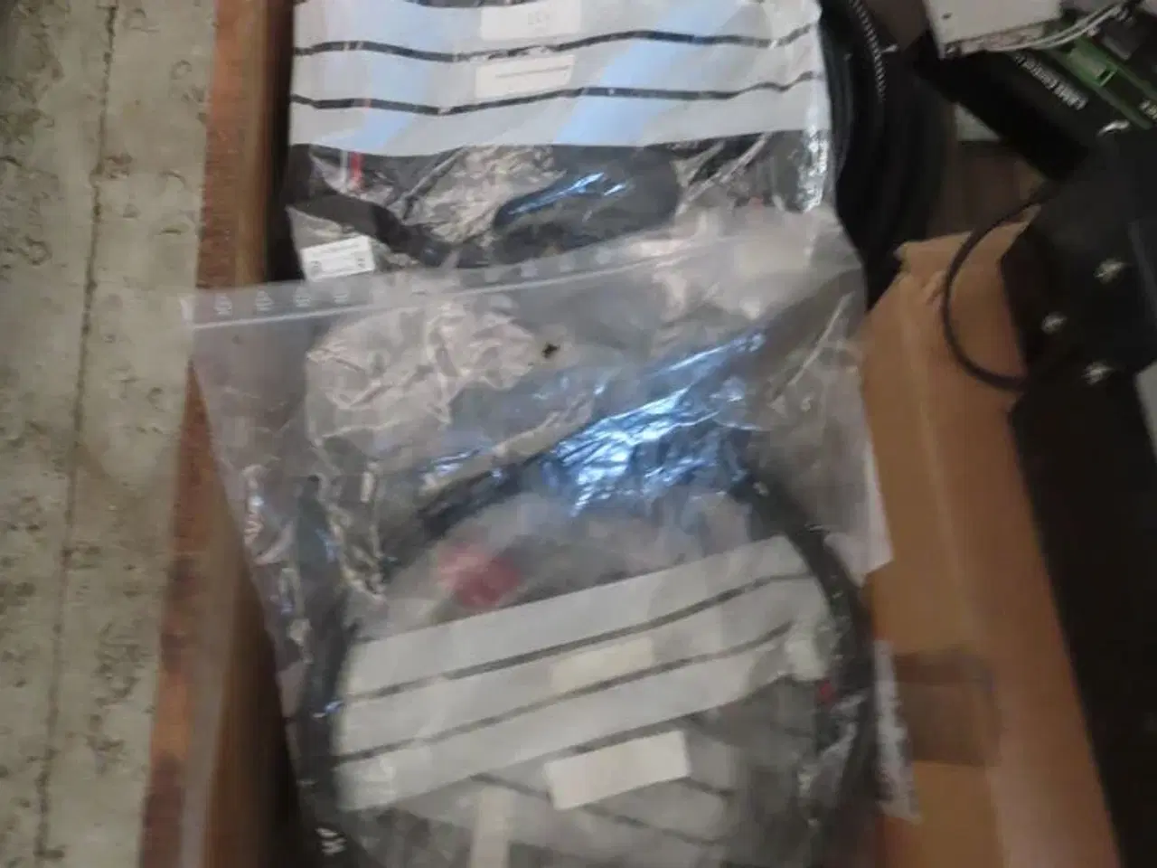 Billede 11 - Palle med diverse opladere, kabler mv.