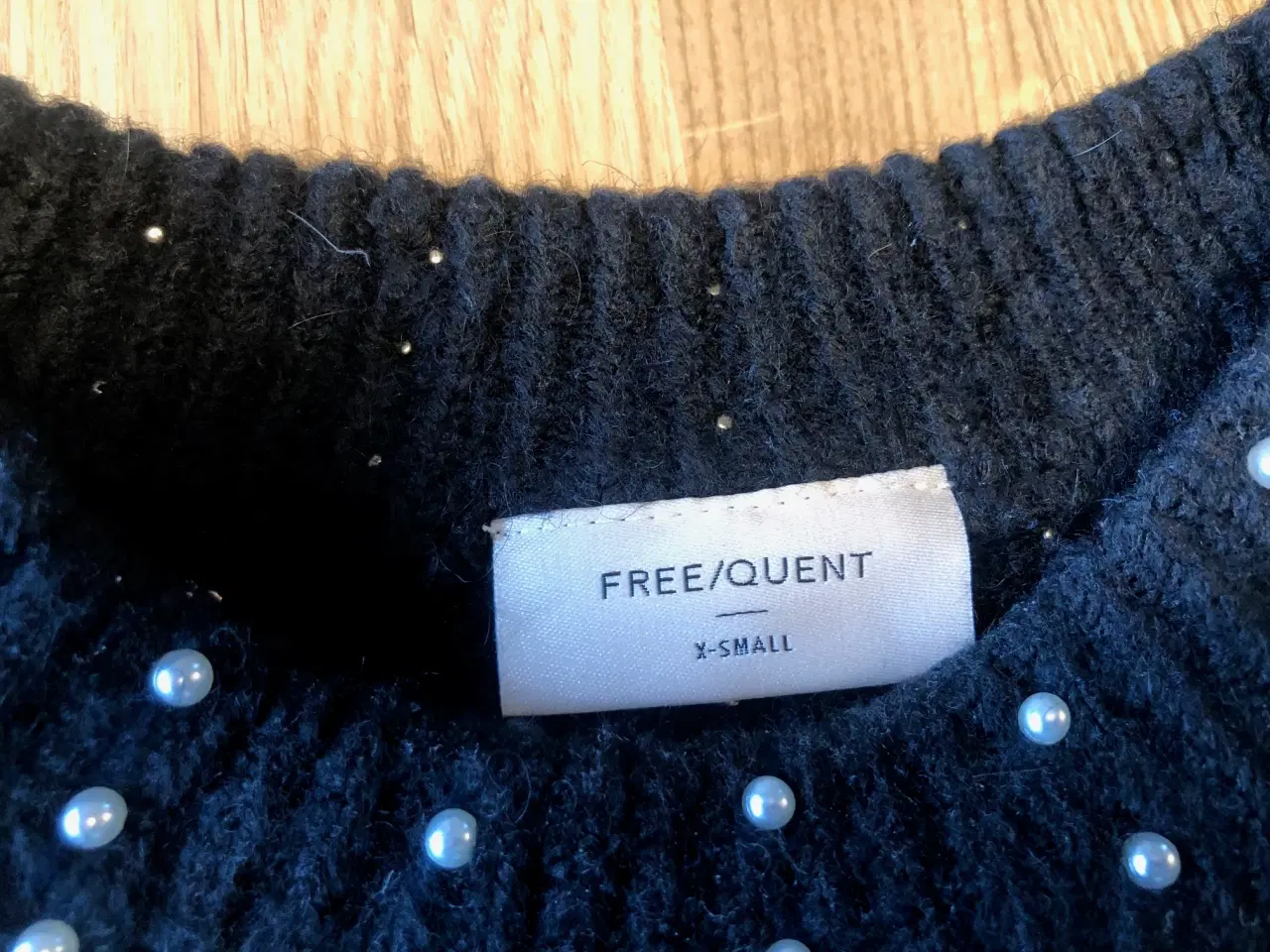 Billede 3 - Lækker blød perlebesat sweater fra FREE/QUINT 