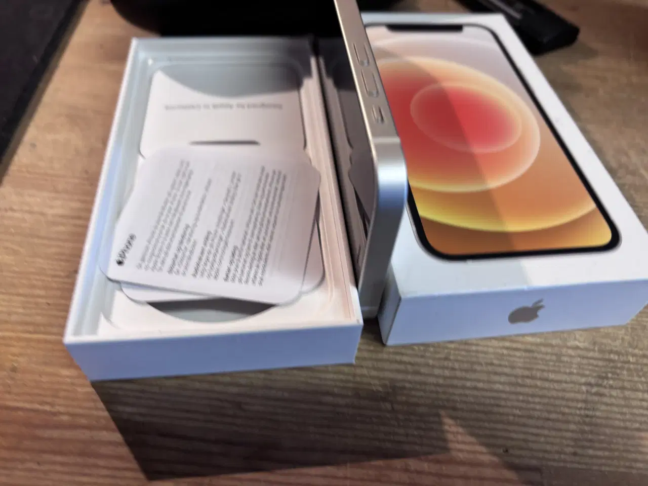 Billede 4 - Meget god stand, velholdt Iphone i hvid/sølvkant