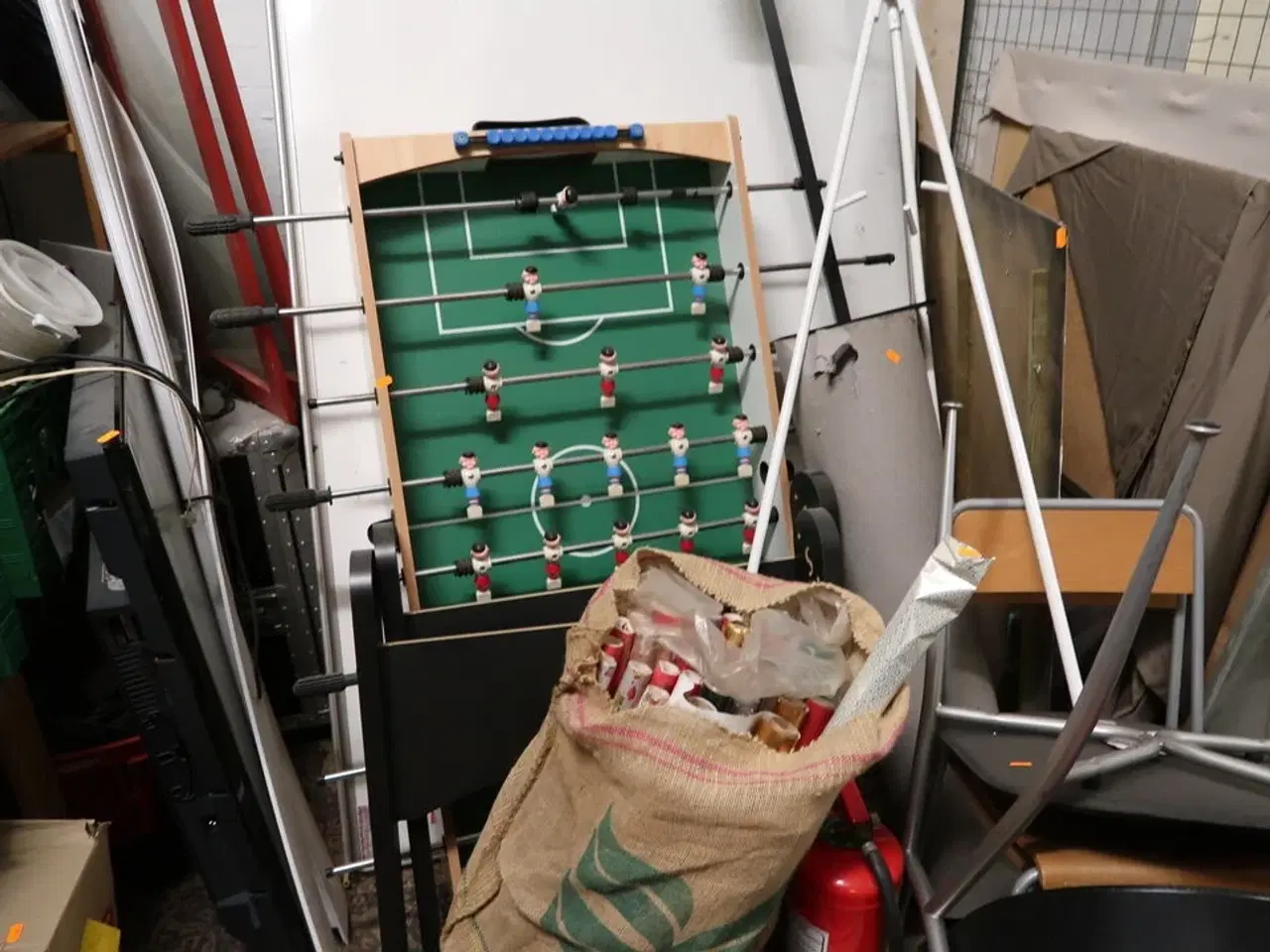 Billede 3 - Div. Stole, bordfodboldbord, fjernsyn, whiteboard m.m.