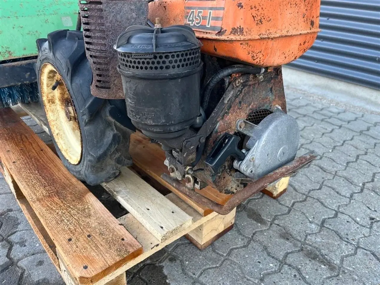 Billede 10 - Goldoni J451 tohjulet traktor med kost