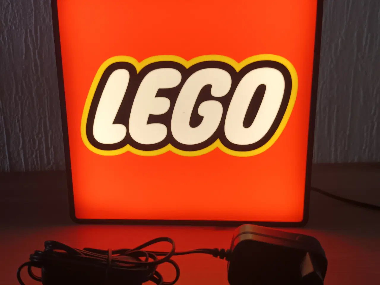 Billede 1 - Sjov LED Lampe med Logo Sort / Rød / Hvid / Gul 