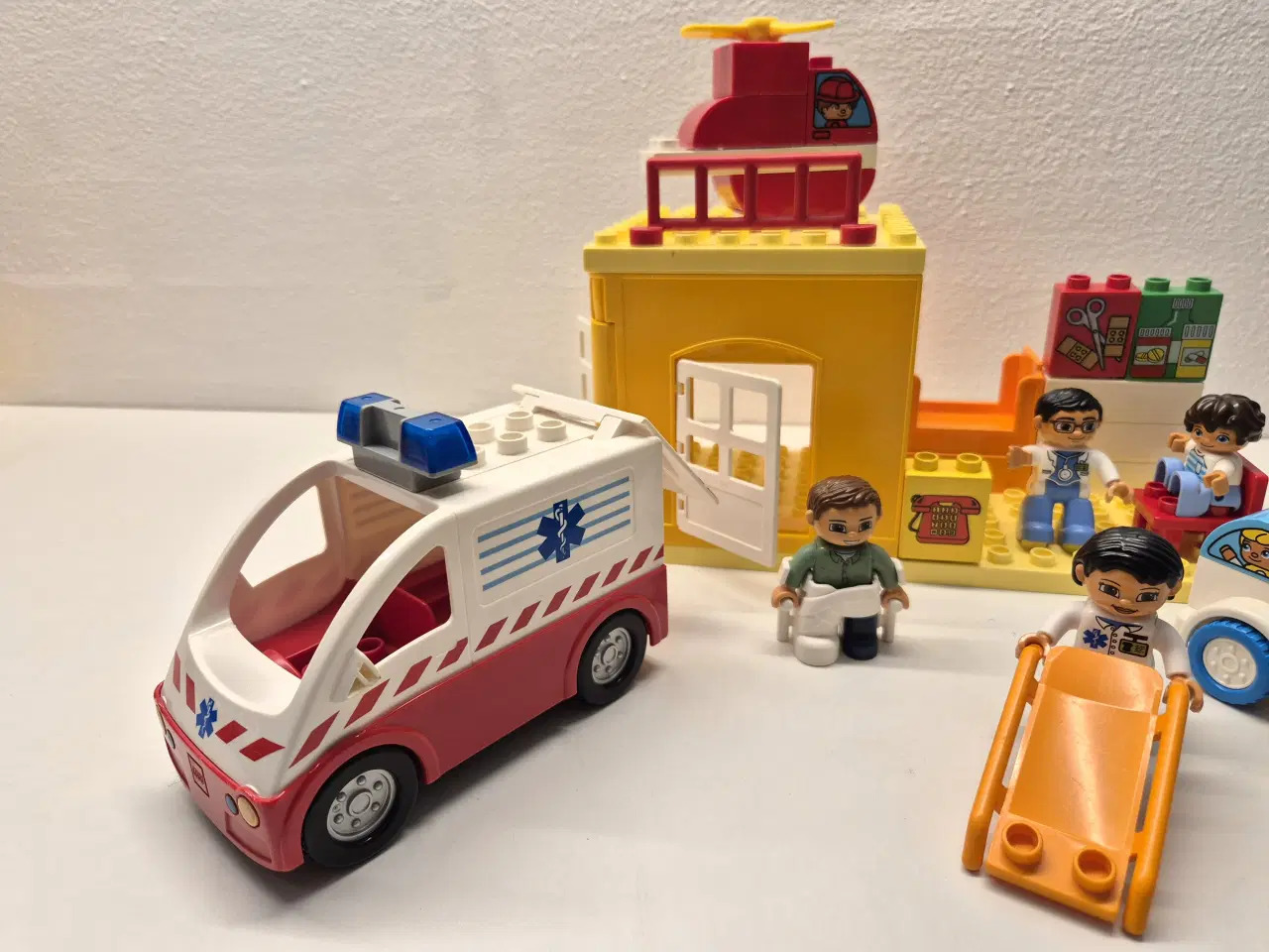 Billede 2 - Duplo Hospitalssæt med ambulance og figurer