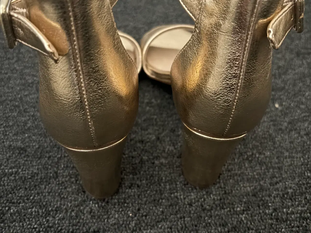 Billede 6 - Nye Tamaris guld sandaler 