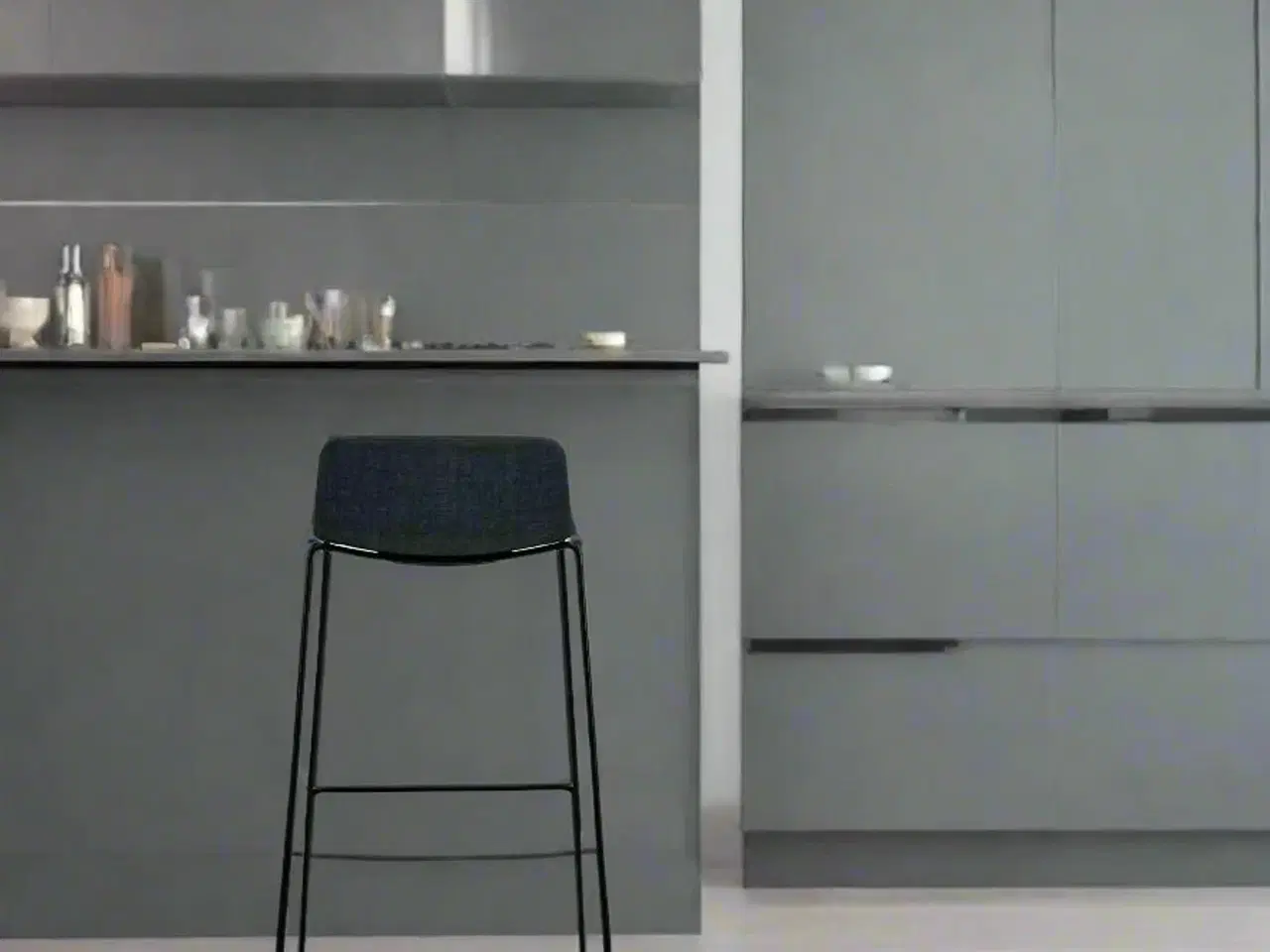 Billede 2 - Fredericia Furniture Pato Sledge Barstol – Mørkegrå med Sort Stel SH 80 cm