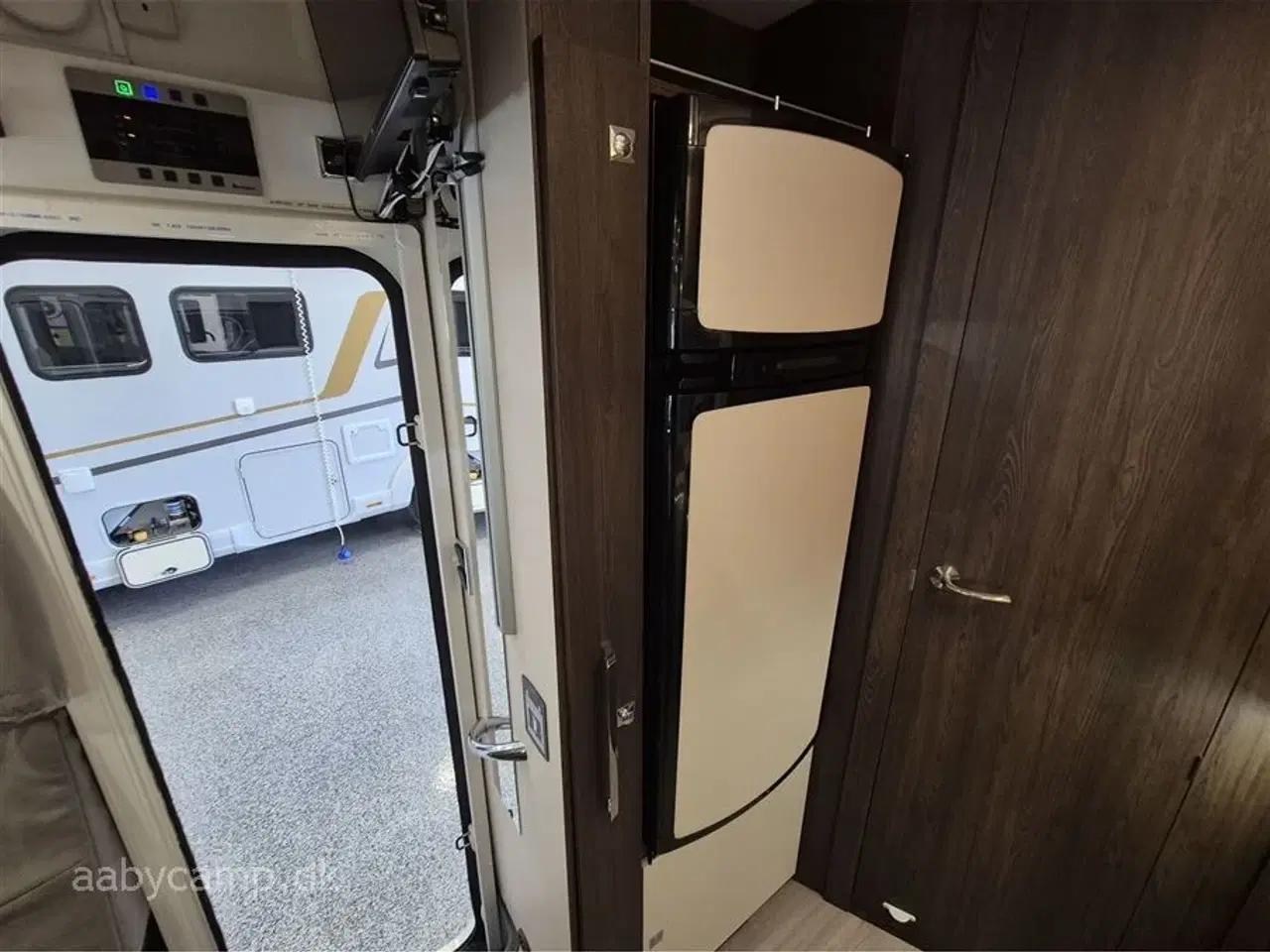 Billede 14 - 2020 - Benimar Tessoro 487   Nk pakke. Automatgear. Solcelle. 2x batteri. 2000W Inverter. elektriske støtteben.  Thetford ovn. sommer/vinterhjul. fuld service.  Kun 40,000 Km!!!