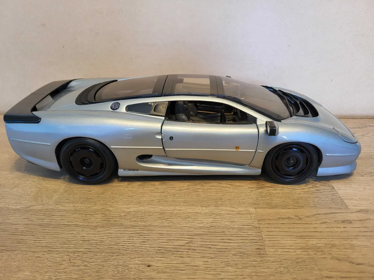 Billede 4 - Modelbil, Jaguar XJ220, skala 1/12