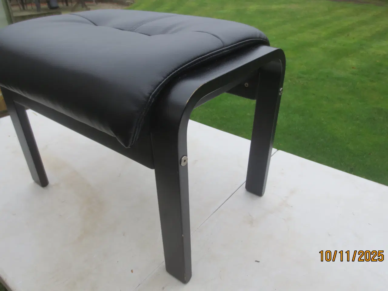 Billede 2 - 1 stk Fodskammel med sort læder 