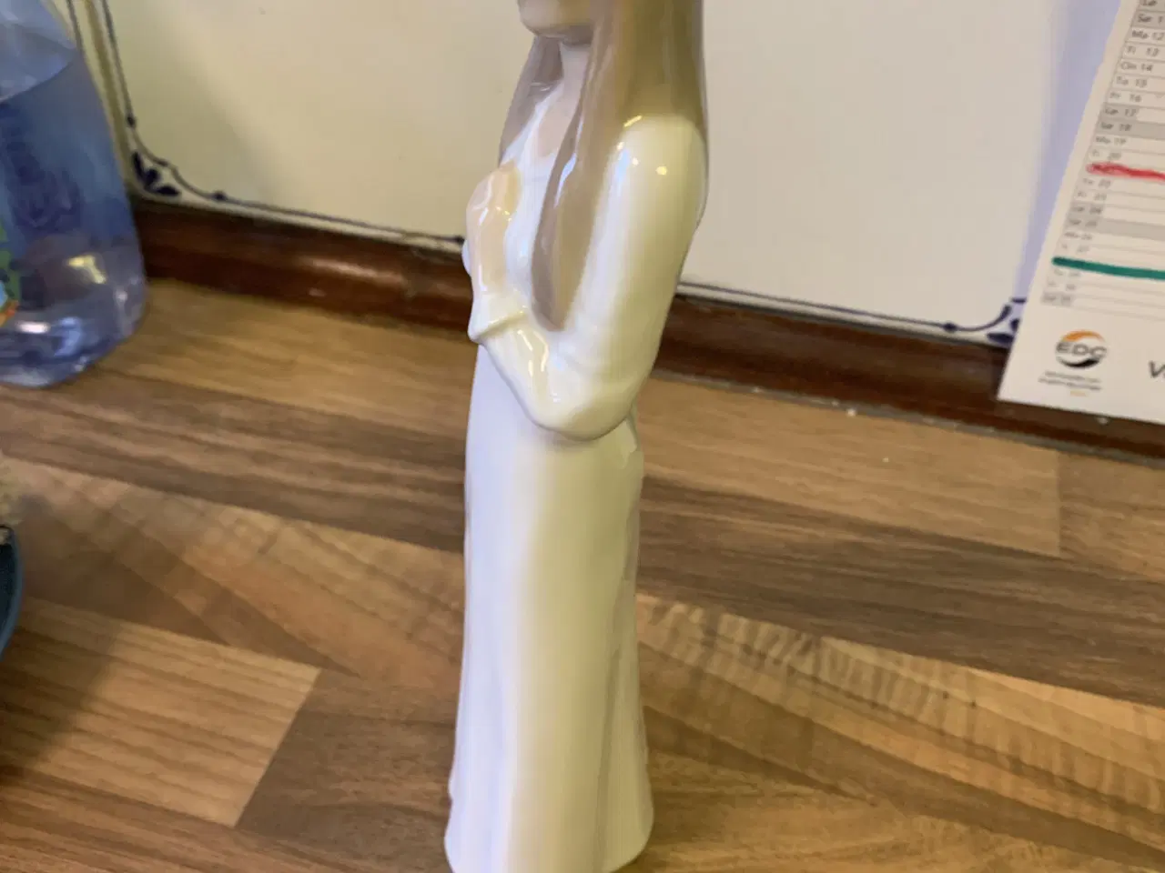 Billede 2 - Konfirmand kgl porcelæns figur