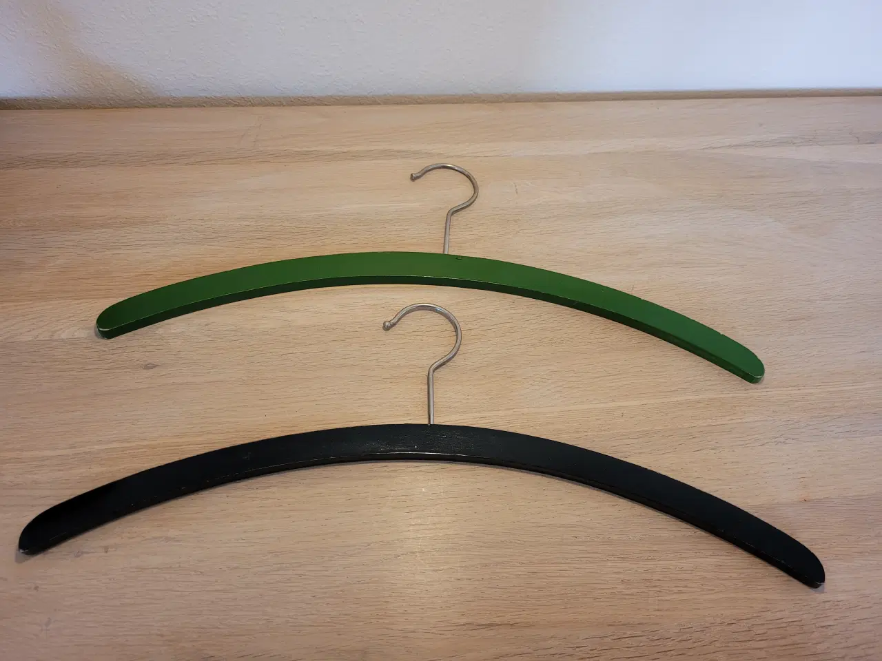 Billede 3 - Gamle bøjler med sjov påmalet tekst 2 stk.