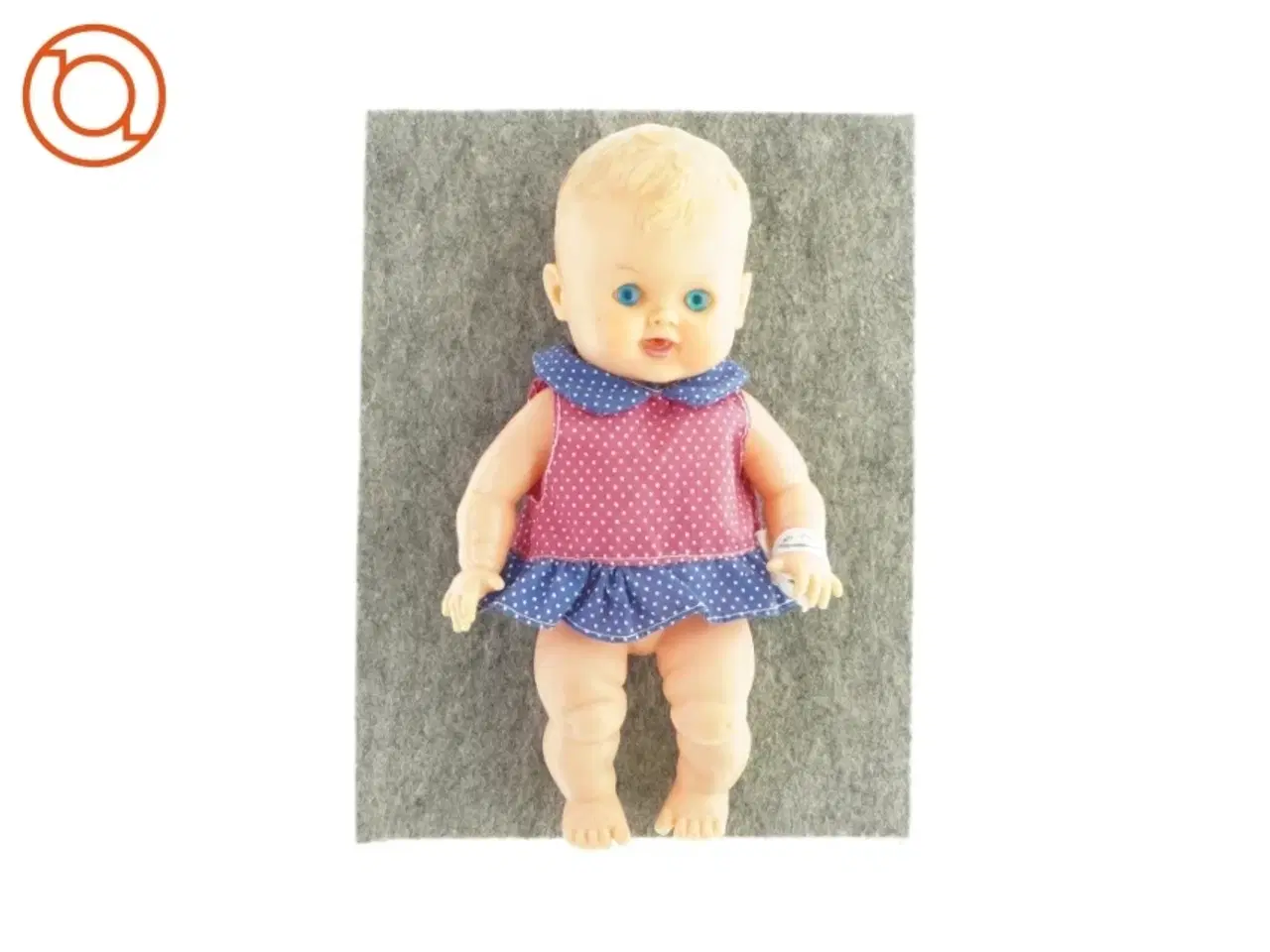 Billede 1 - Lille dukke med kjole (str. H: 22 cm)