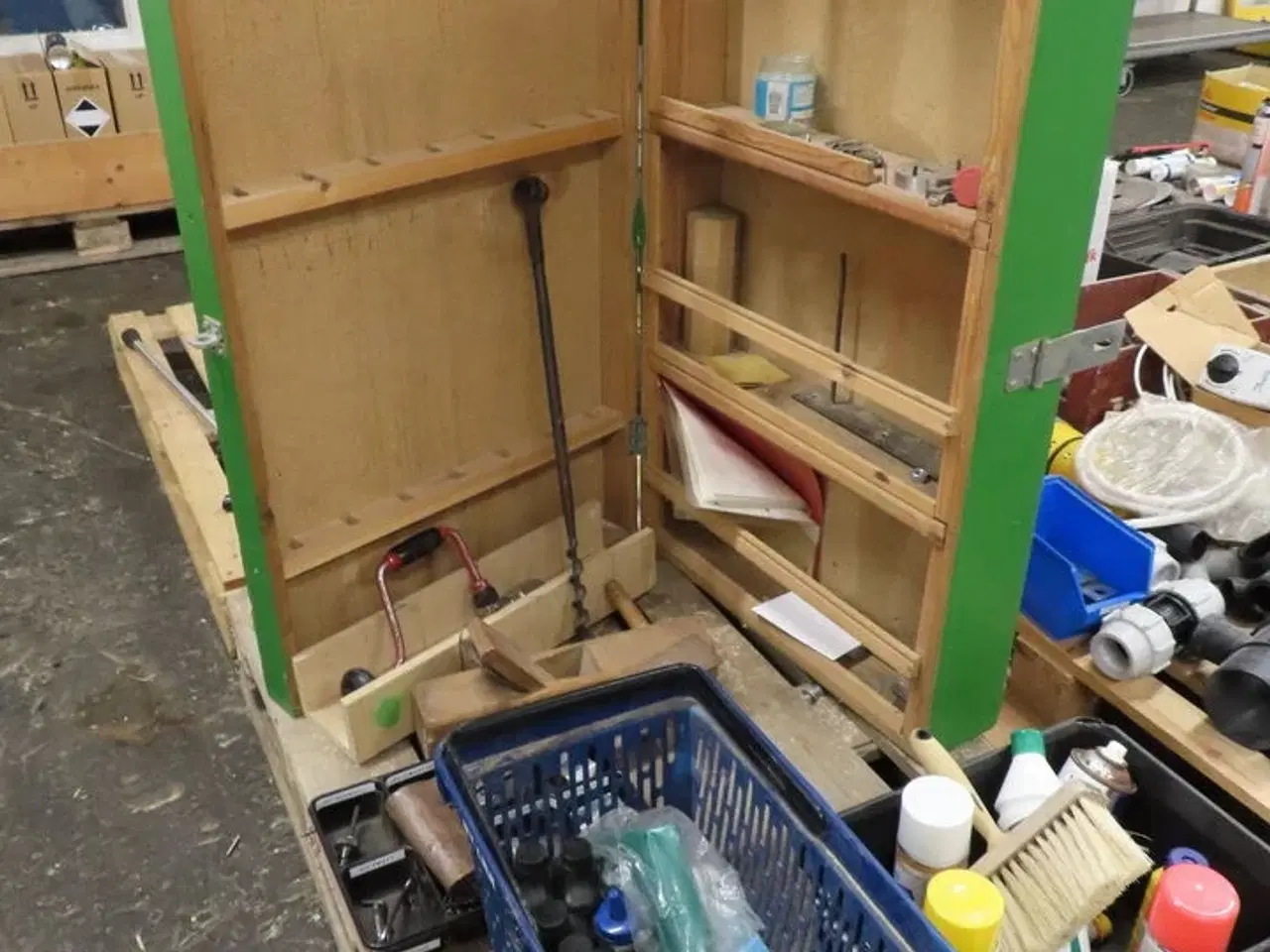 Billede 1 - Værktøjssab m.m. på pallen