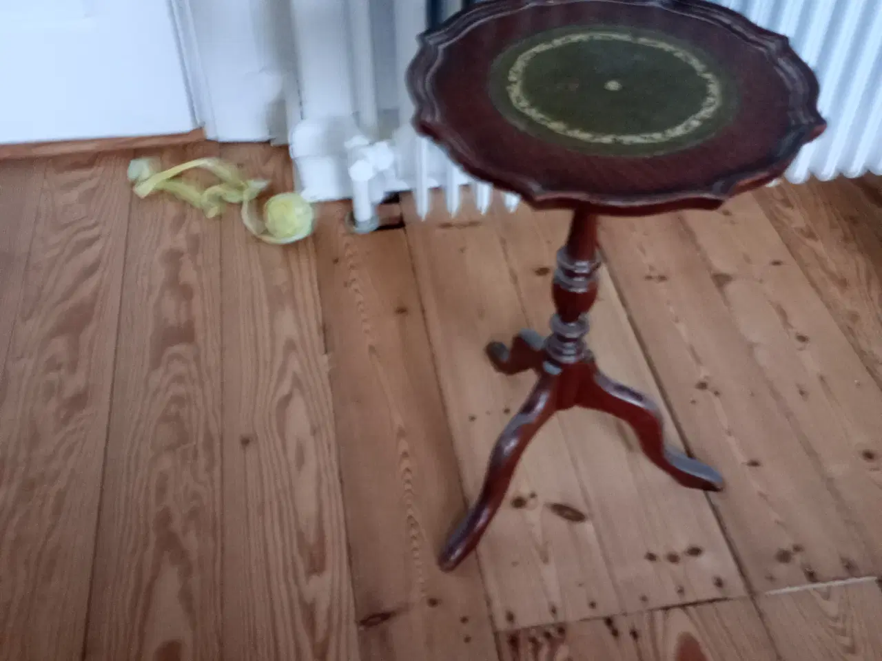 Billede 2 - Fint lille bord med læder isat på pladen