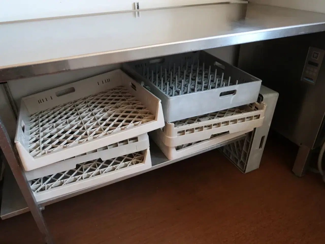 Billede 4 - Stikvogn med div. Opvaskebakker og køkkenservice