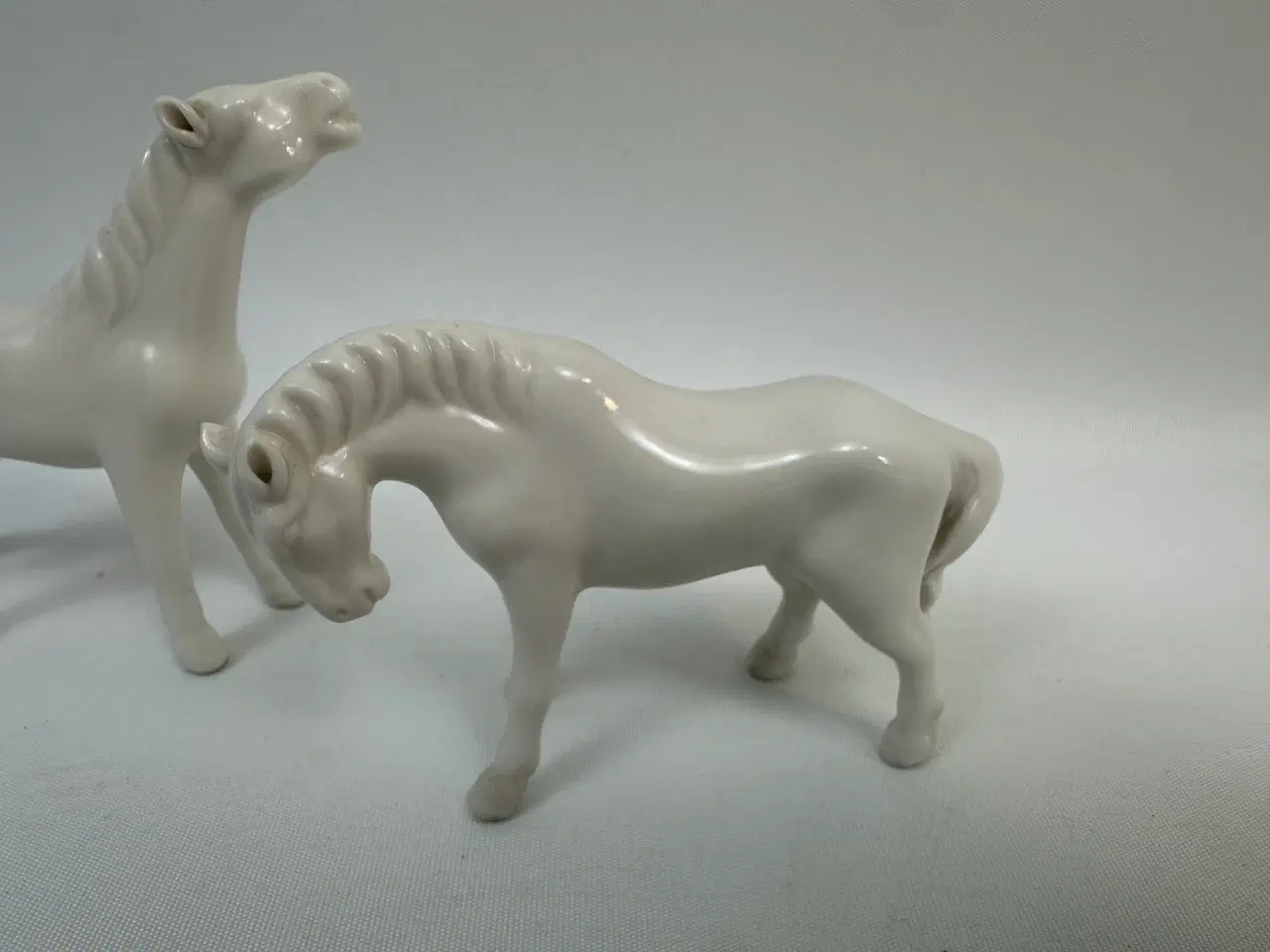 Billede 3 - 2 små hvide porcelænsheste