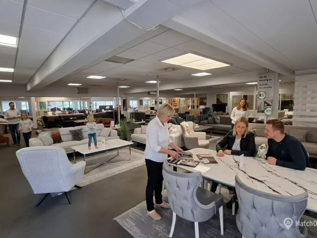 Billede 4 - – Showroom. Klinik, Butik, Gaming, Kontor mm. – Stort åbent areal i midten og mindre cellekontorer i glas.