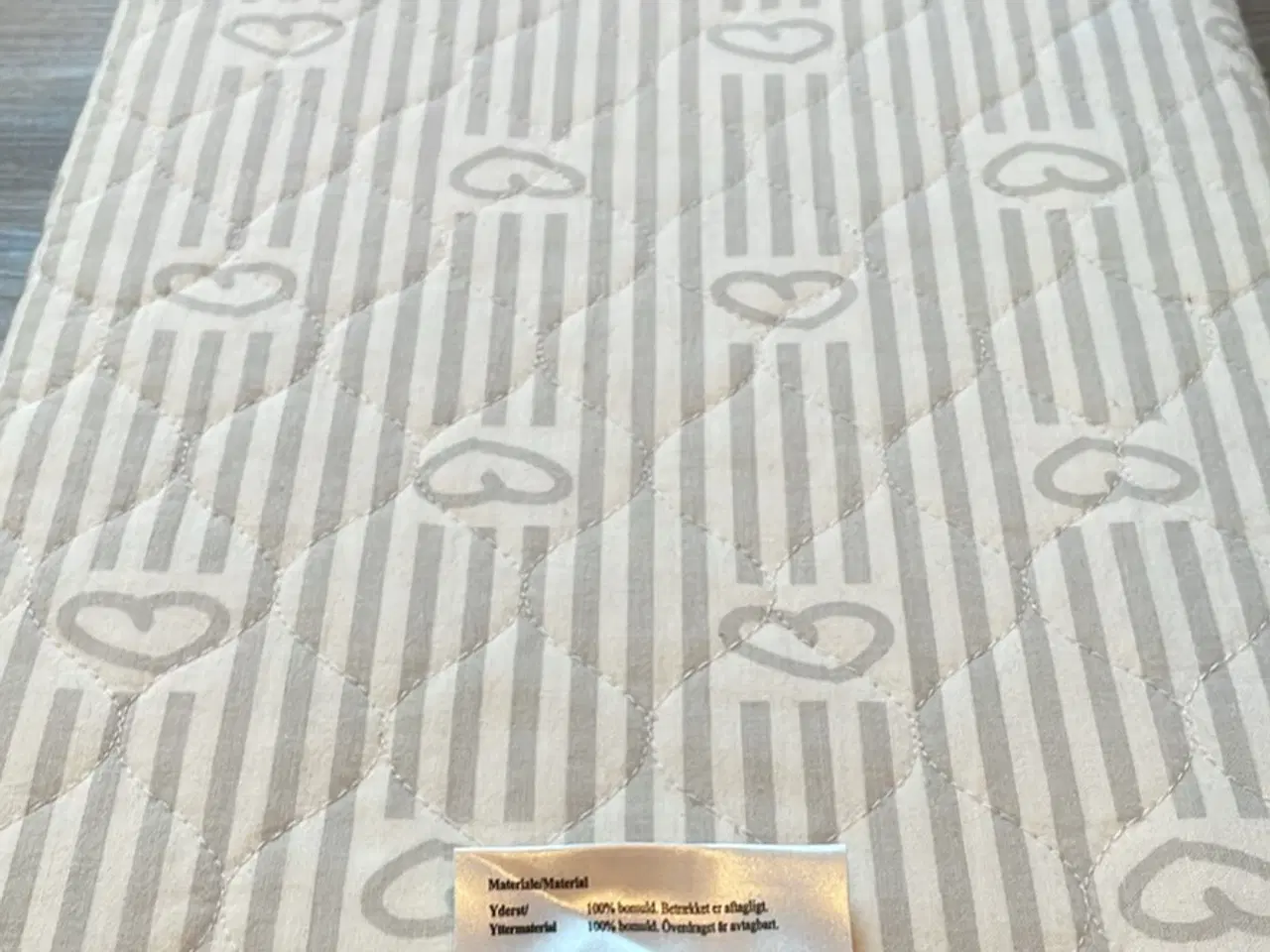 Billede 2 - Babydyne, madras og 2 lagner