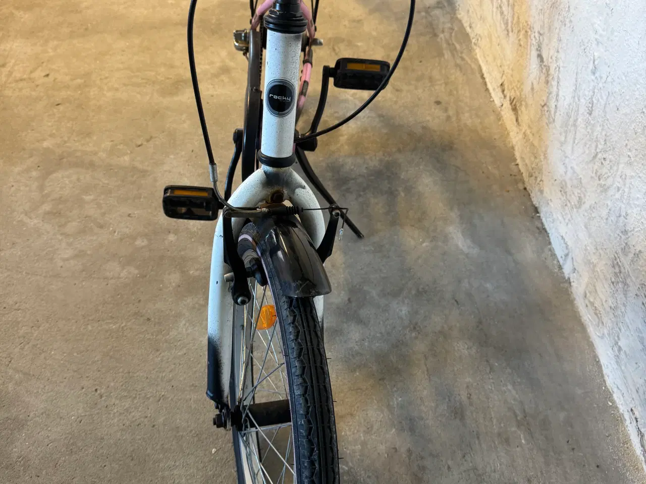 Billede 2 - Pigecykel i lyserød og hvid