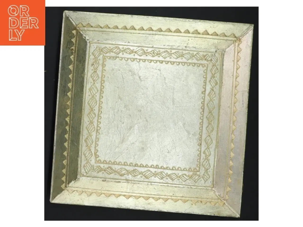 Billede 3 - Lille ornamenteret bakke med fødder (str. 19x19x3 cm)