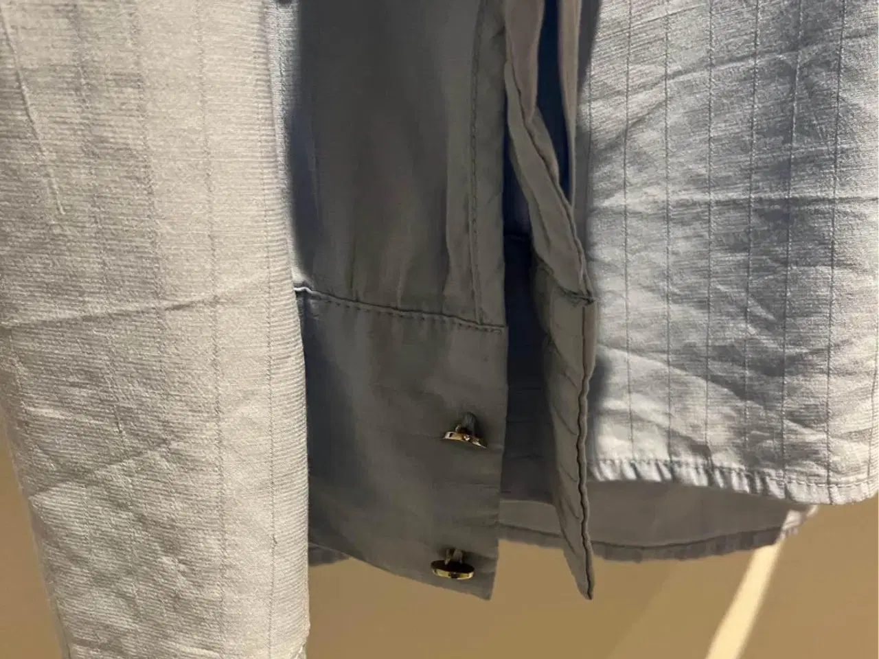 Billede 5 - Sød bluse med stolpelukning og flæsedetaljer.