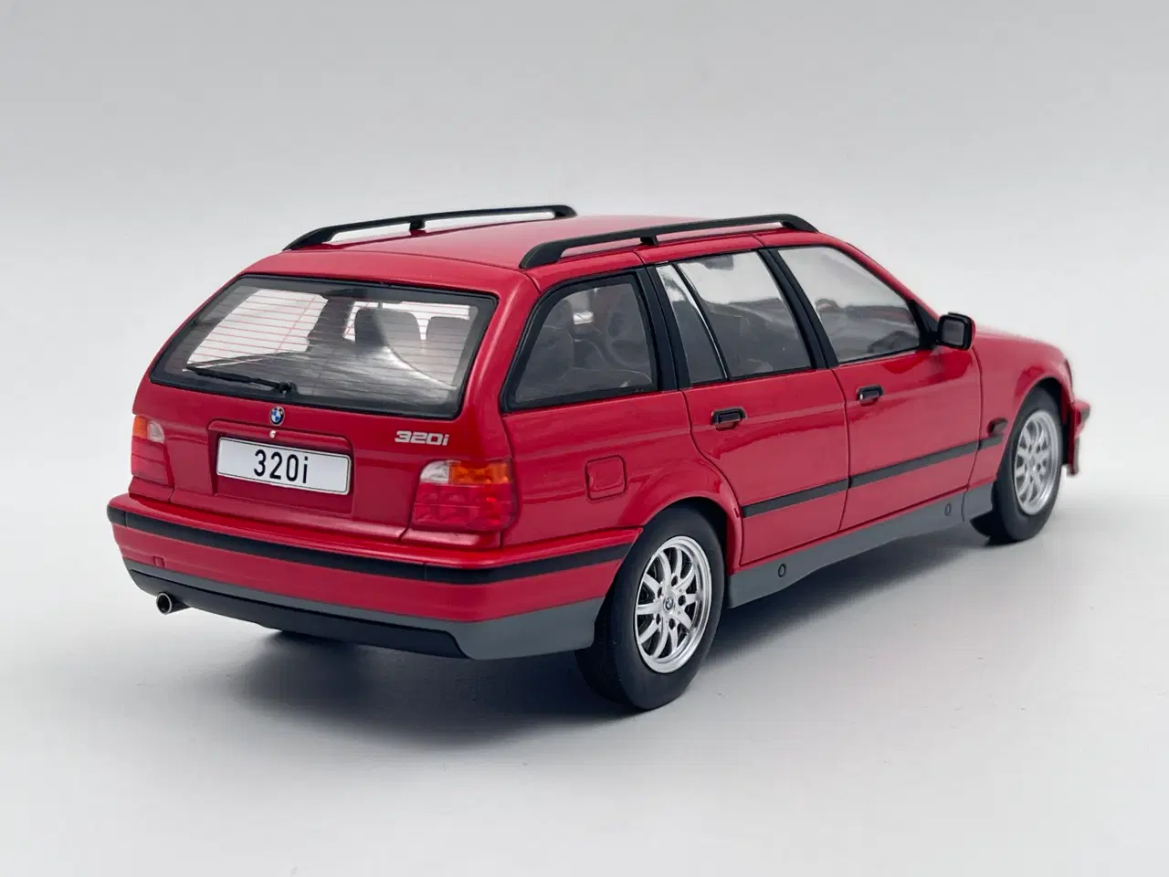 Billede 3 - 1995 BMW 320i Touring E36 1:18  Flot og detaljeret