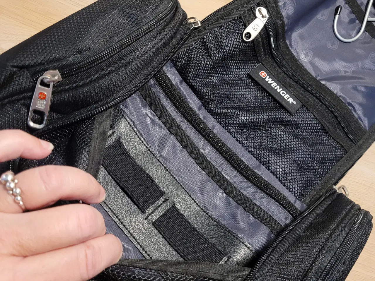 Billede 3 - Toilettaske WENGER med mange rum