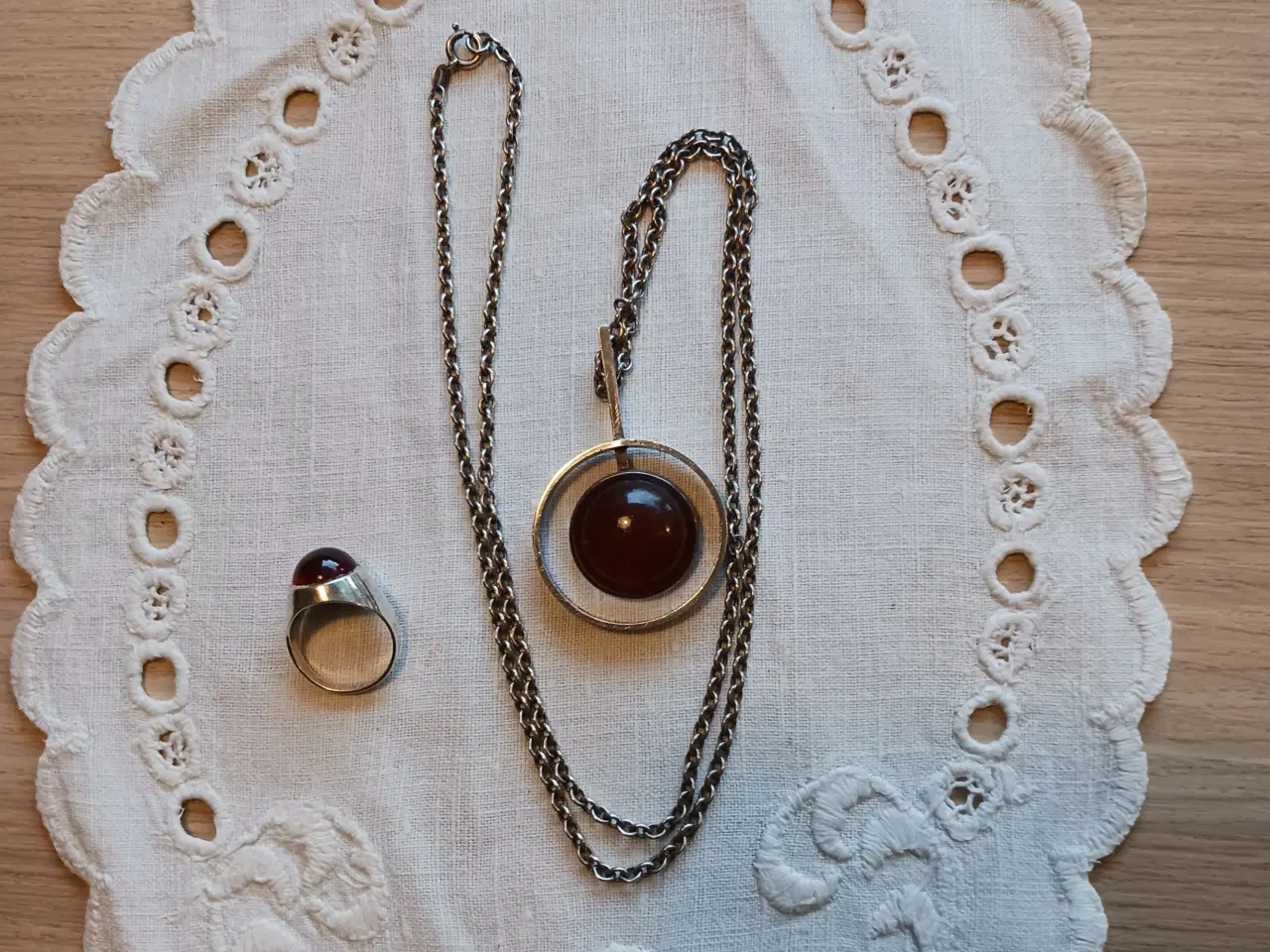 Billede 1 - Sølv halssmykke med rav