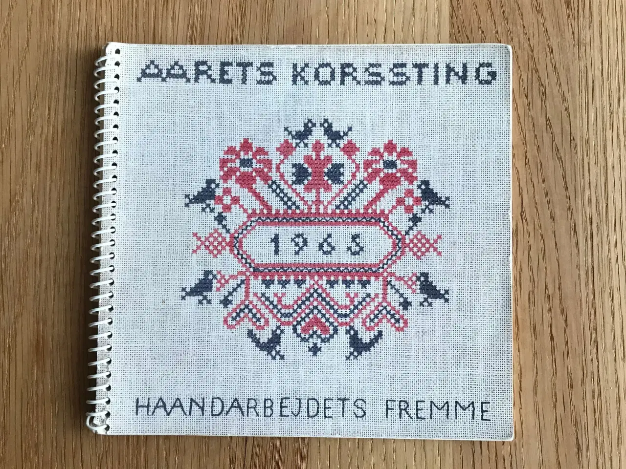 Billede 1 - Aarets Korssting 1965 - Haandarbejdets Fremme