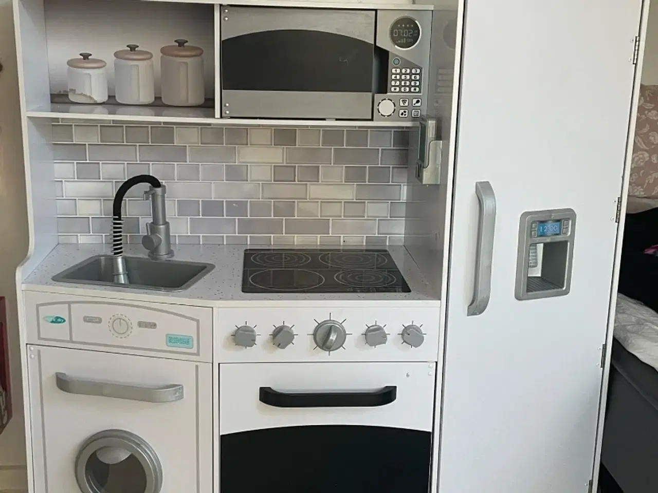 Billede 1 - Hvidt børnekøkken 