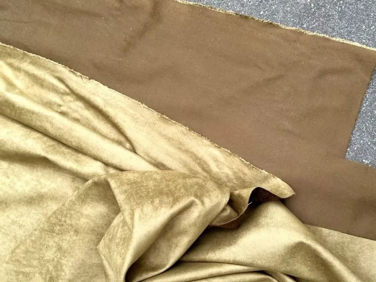 Billede 3 - Imiteret ruskind. Stof i khaki-farve