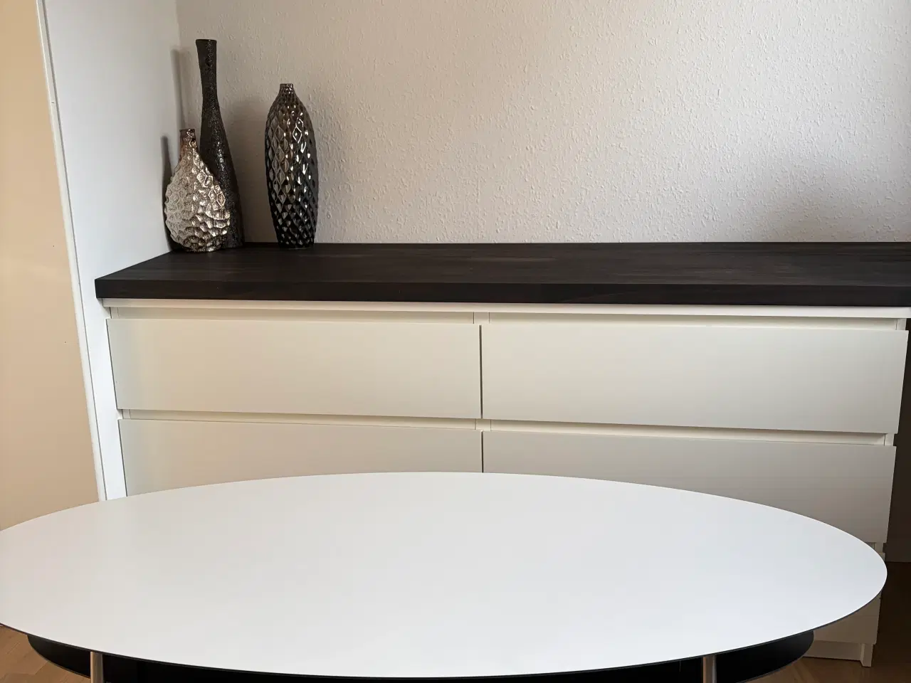 Billede 1 - Hvid laminat bord med en hylde under