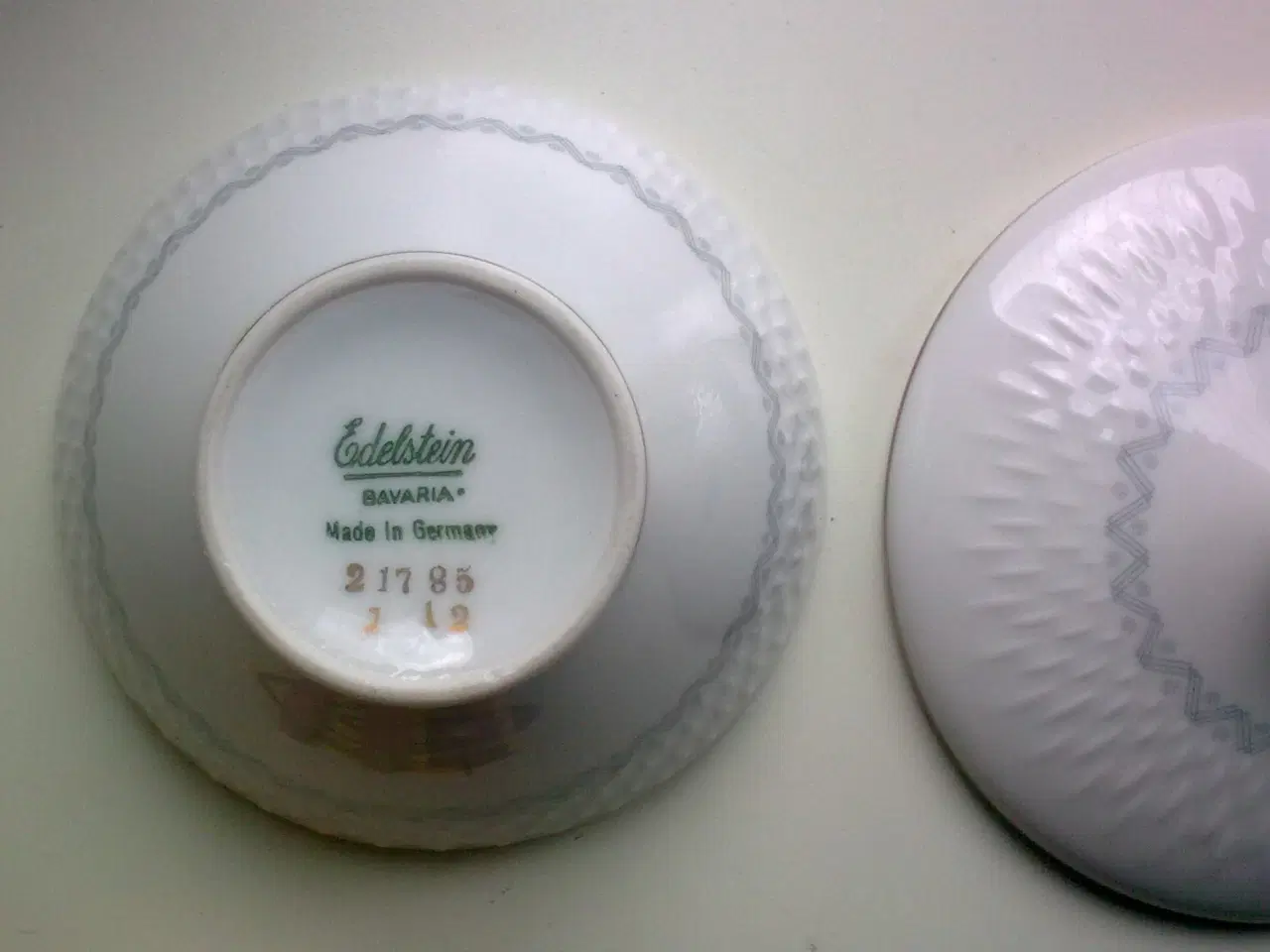 Billede 6 - Lågkrukke hvid relief grafisk dekor & guld