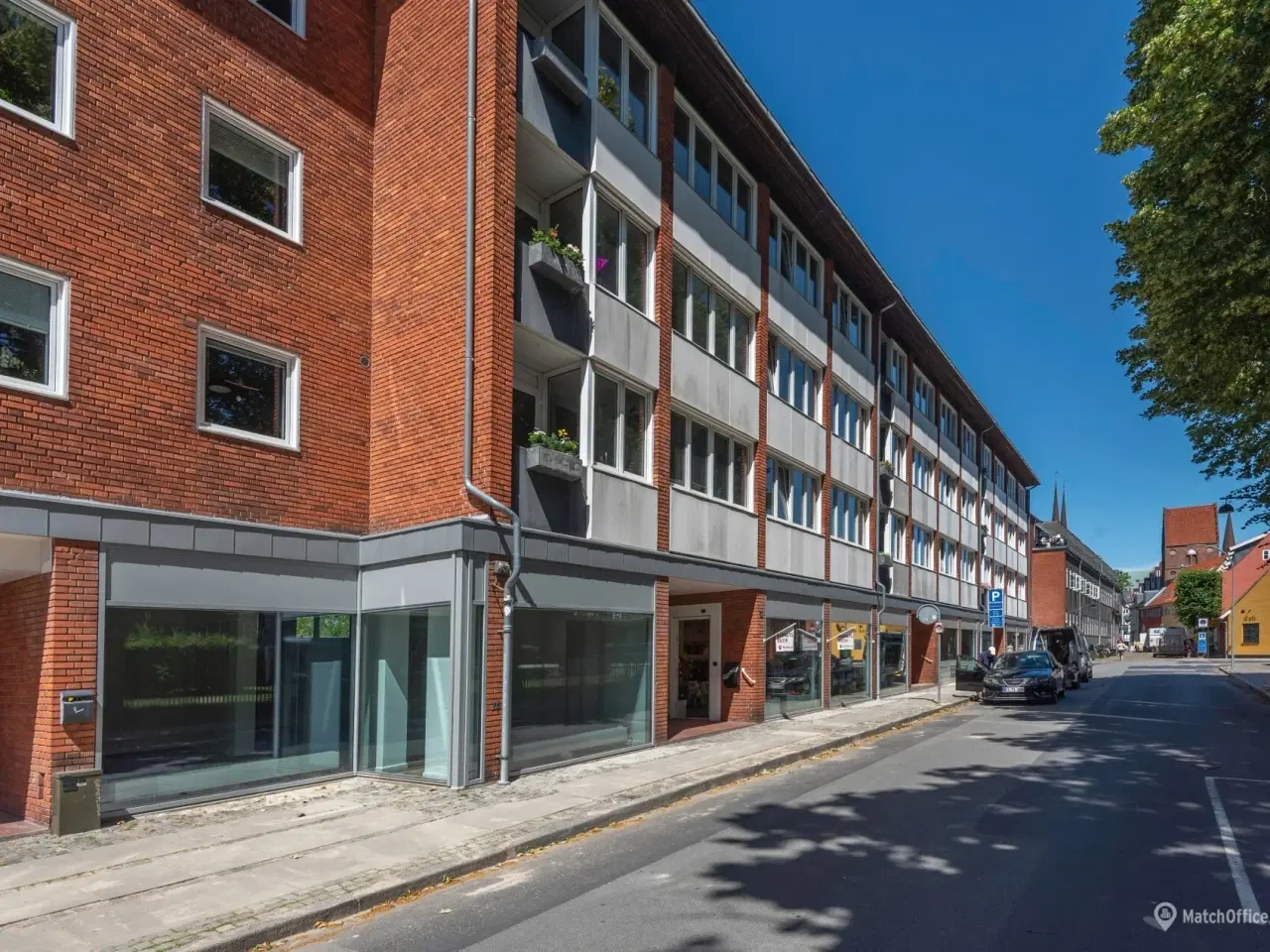 Billede 1 - Yderst central placering med store facadevinduer!