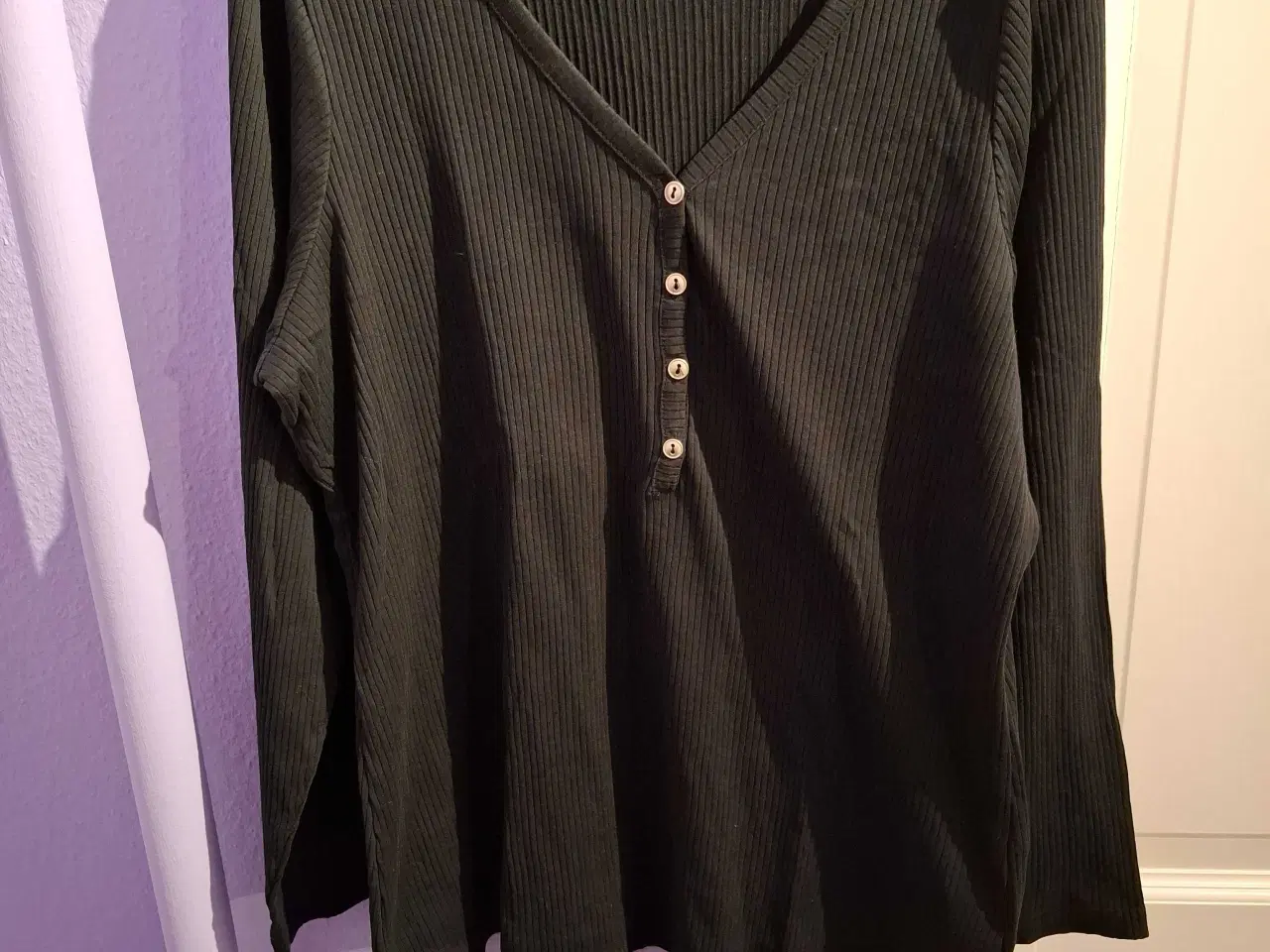 Billede 1 - Sort bluse fra Zizzi I M med v-hals og knapper