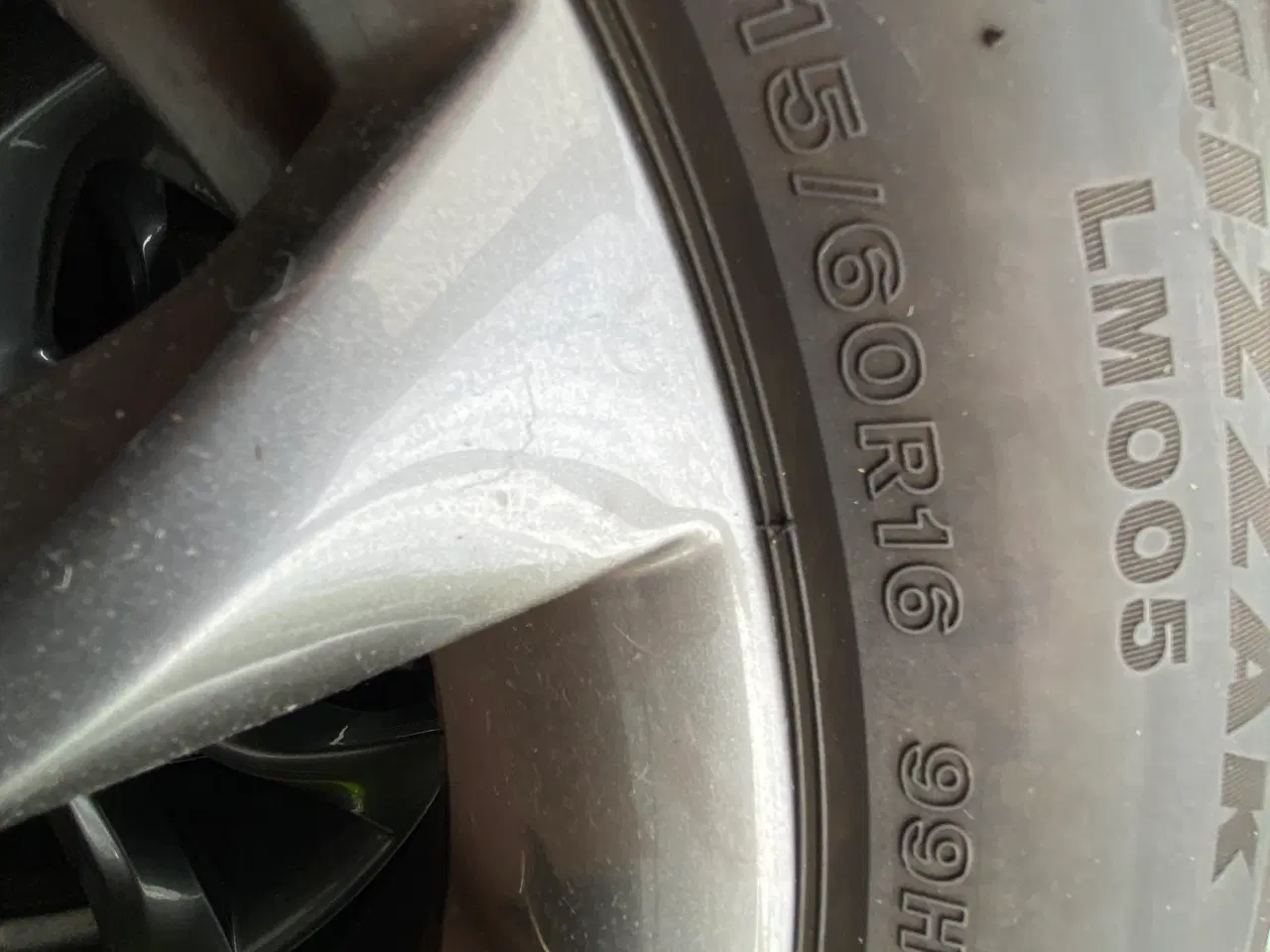 Billede 4 - 4 stk. velholdte alufælge med vinterdæk og kapsler