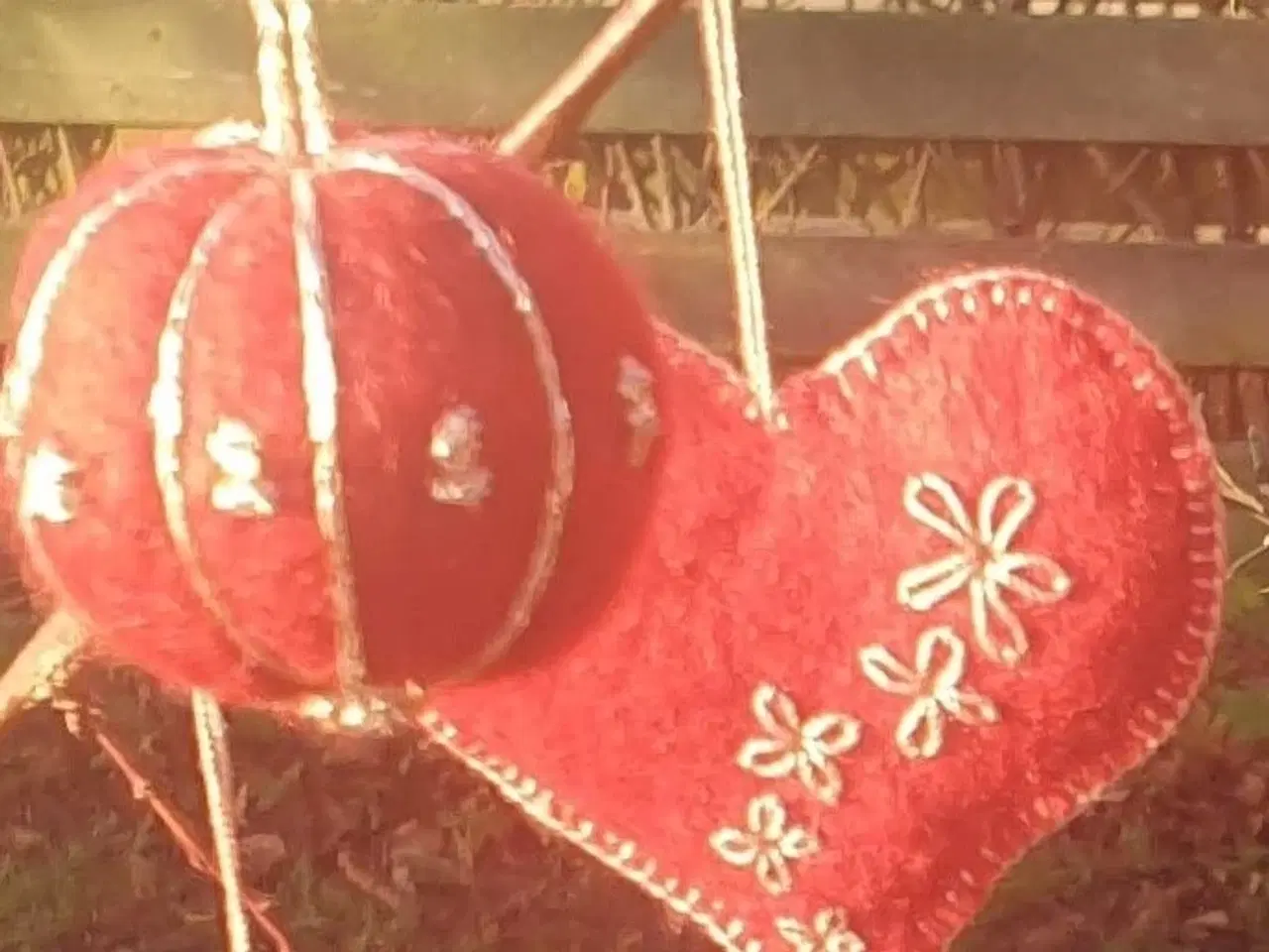 Billede 9 - Røde hjerter og kugler. Antikt pynt.