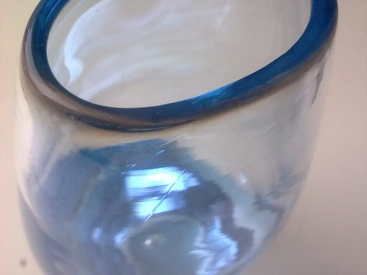 Billede 2 - Brugskunst lyseblå glasvase m luft bobbel