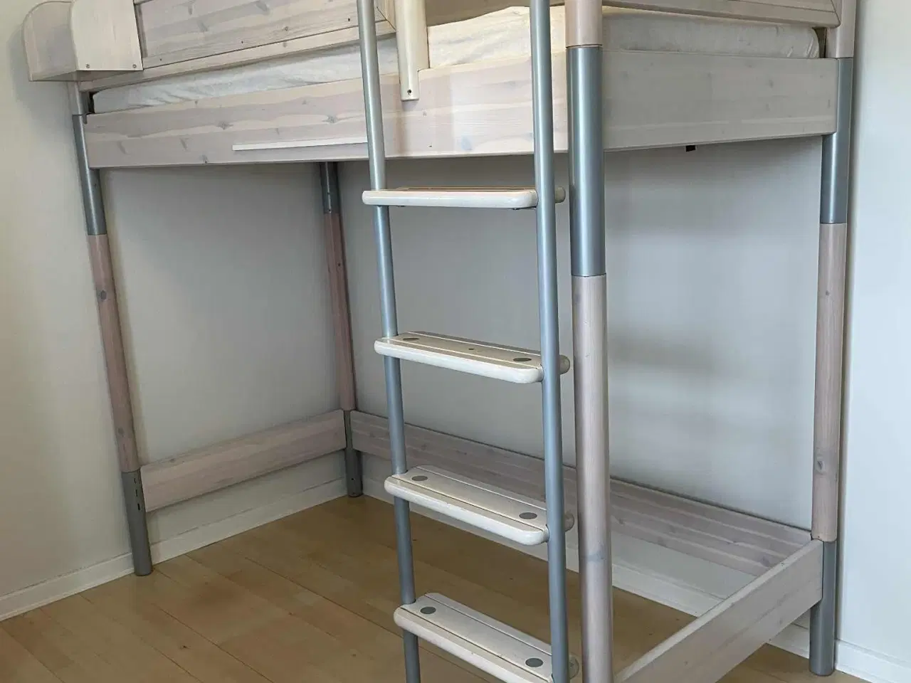 Billede 2 - Flexa højseng. Velholdt og med luxusmadras