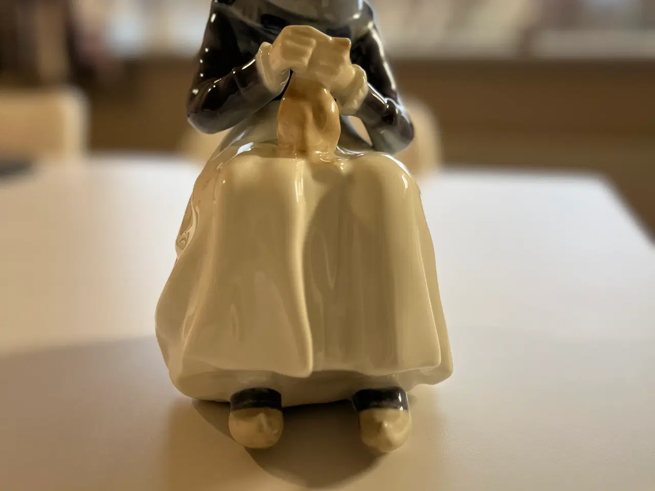 Billede 1 - Stor siddende Amagerpige