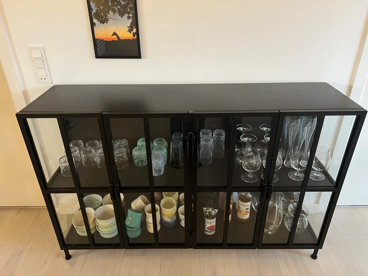 Billede 1 - Vitrineskab i sort metal