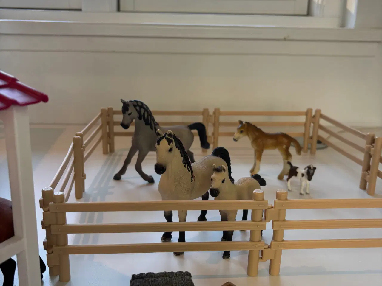 Billede 8 - Schleich stald område med 7 stk  heste