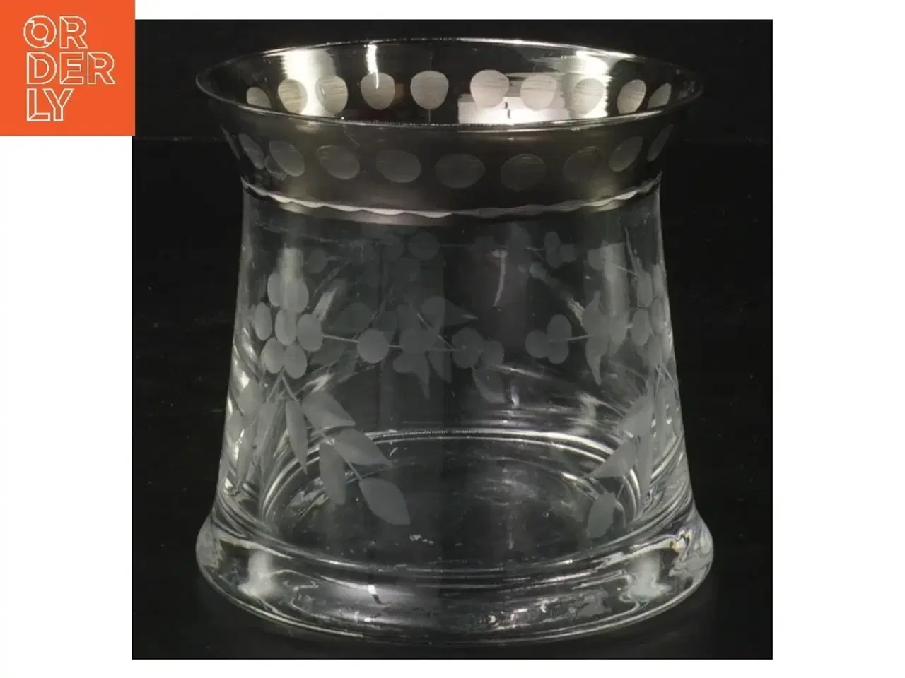 Billede 1 - Glas vase med blomstergravering (str. 9x9 cm)