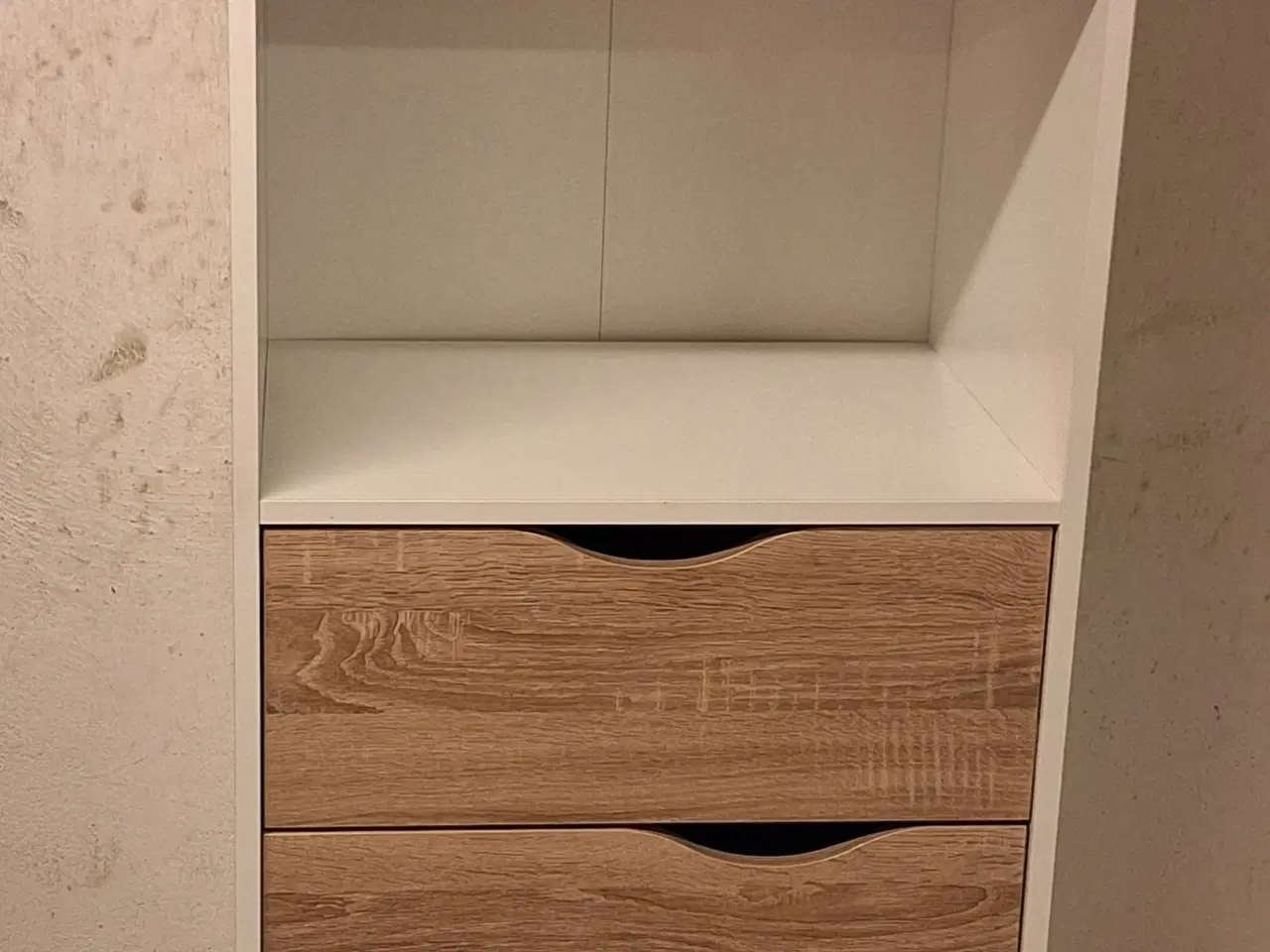 Billede 1 - Hvid smal og høj reol med ben og skuffer i egelook