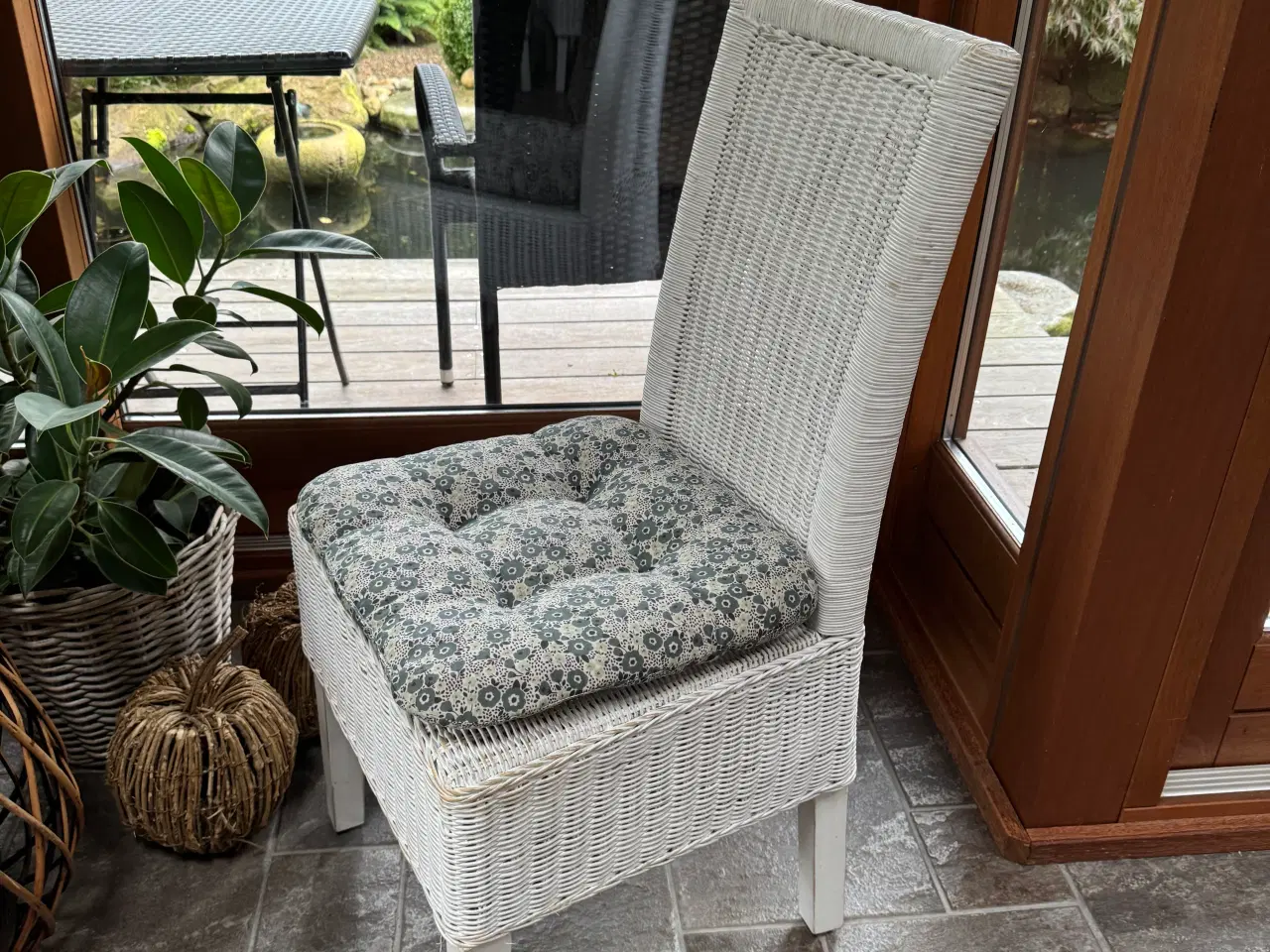 Billede 3 - Hvide spisebordsstole i flet