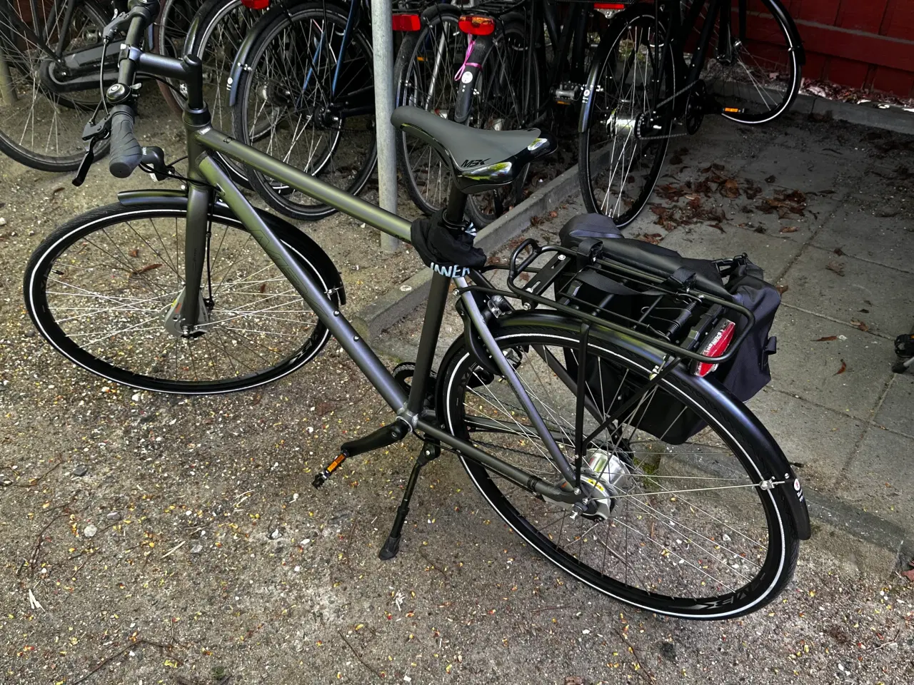 Billede 1 - MBK Genesis 2 – næsten ny, inkl. taske og låse