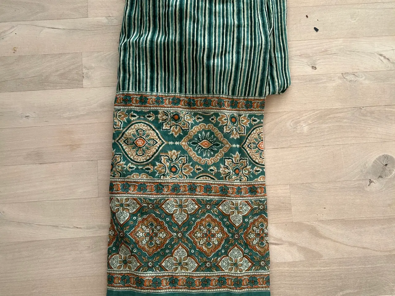 Billede 9 - Strikbluser, bukser, tørklæder mv. i str. 42-46