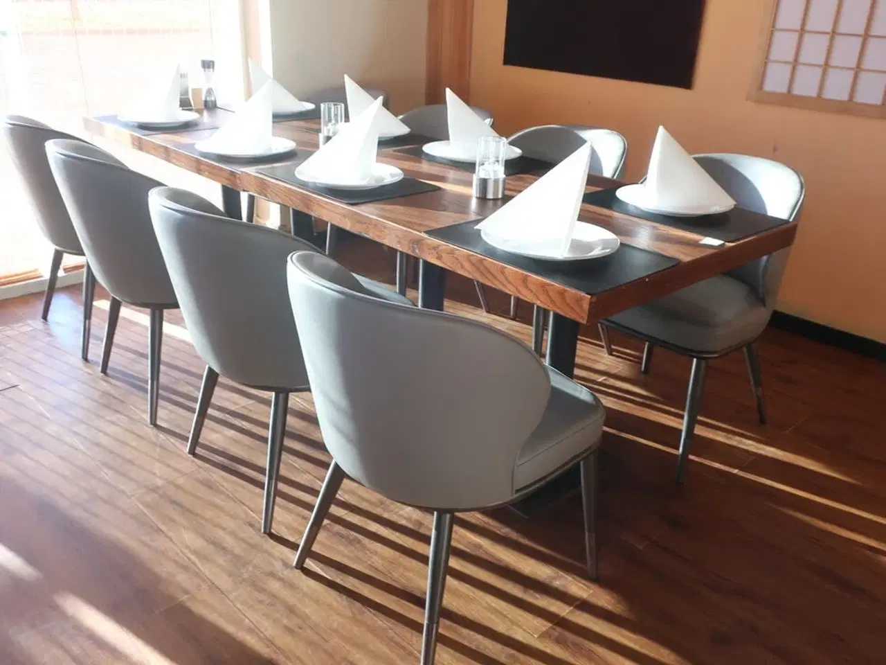 Billede 2 - 2 borde og 8 nye stole