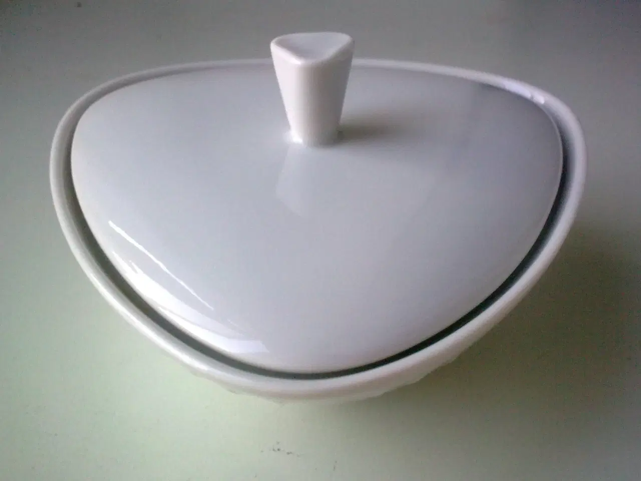 Billede 4 - Relief krukke m låg HVID retro design porcelæn