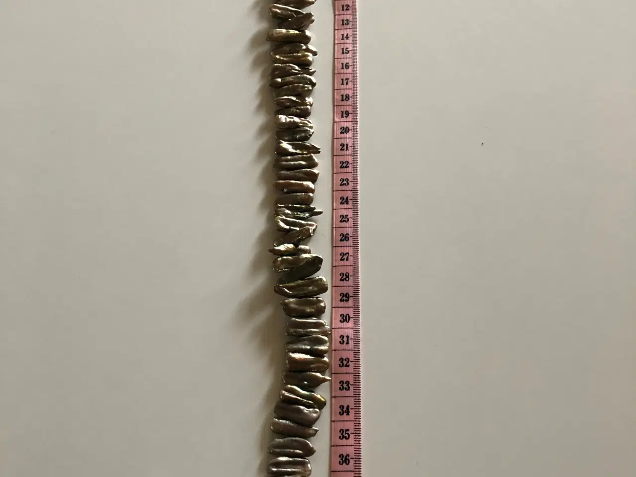 Billede 2 - Kæde i aflange ferskvandsperler med sølvlås.